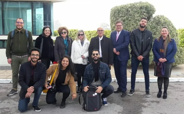 Membres de l’ATODD devant un établissement partenaire